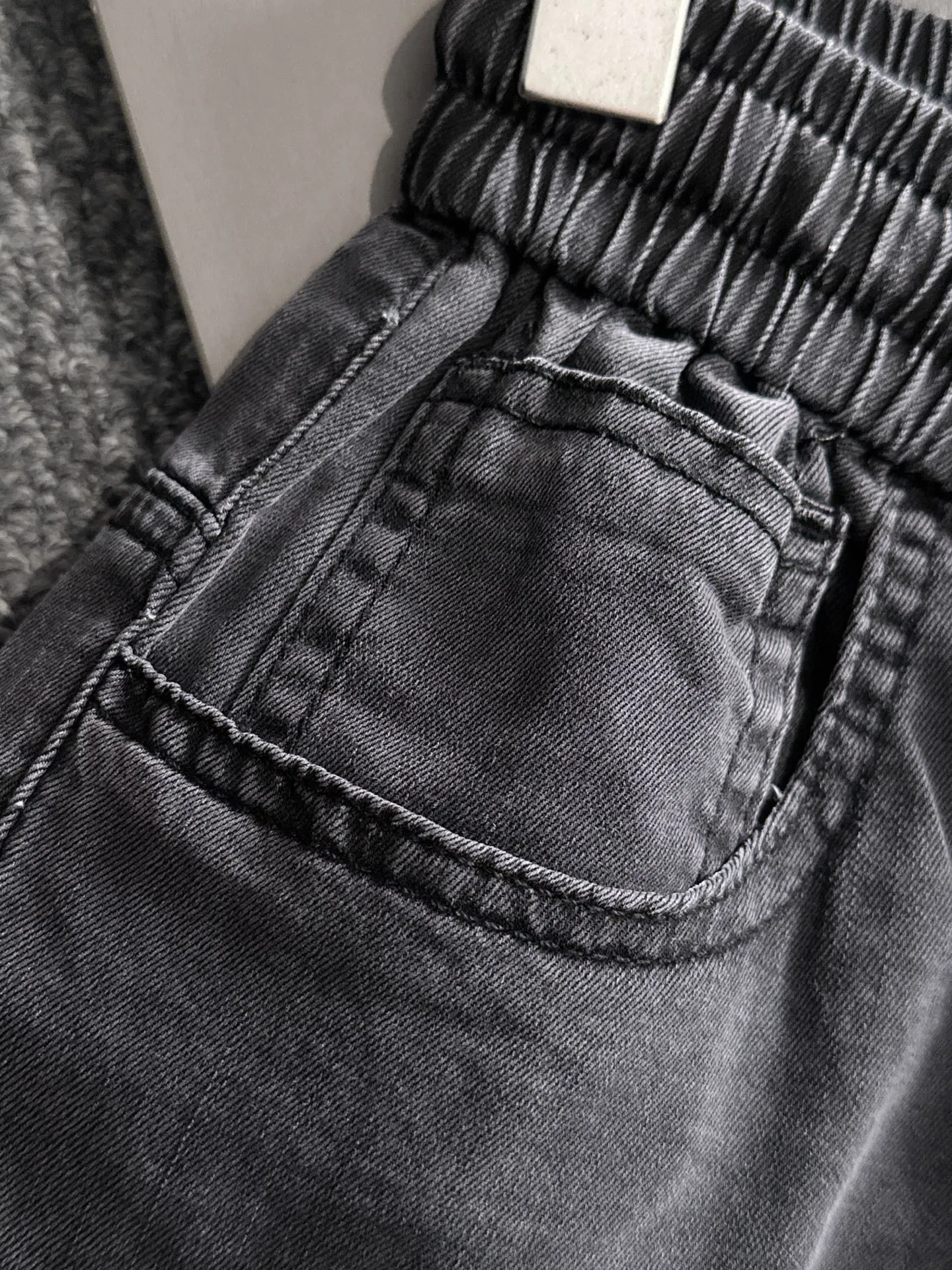 P300 Big Goose 2025 summer new jeans denim shorts are woven from imported Japanese Denim plain cotton denim fabrics. They have three standards. The top stone-washed process makes the texture reach the old taste of the 1980s. It is soft, delicate, comfortable and breathable. The color has a modern and fashionable vicissitudes. The upper body is versatile and fashionable! Light luxury is a must-have item for daily commuting! Size: M-4XL (please state your height and weight when placing an order)